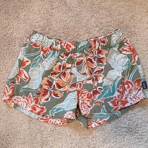 Patagonia women’s barely baggies 2.5in size small, excellent condition